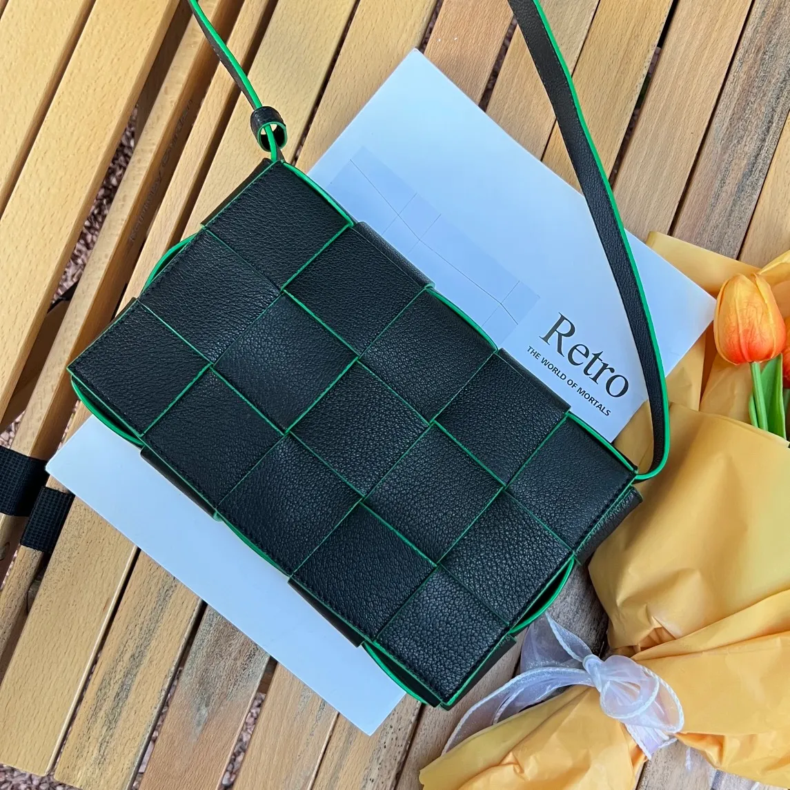 On a casual afternoon, I wear this bag when I am lazy and have the sense of fashion that I should have. They say that it is a cure-all for all diseases👍